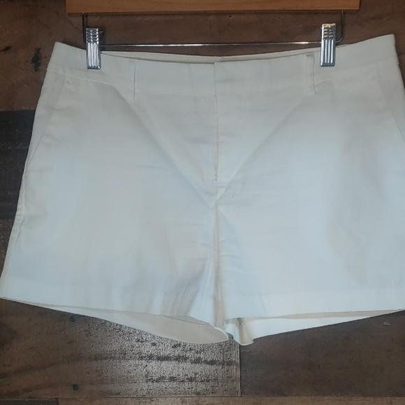 Women's White Shorts size 8 Venus - Picture 1 of 6